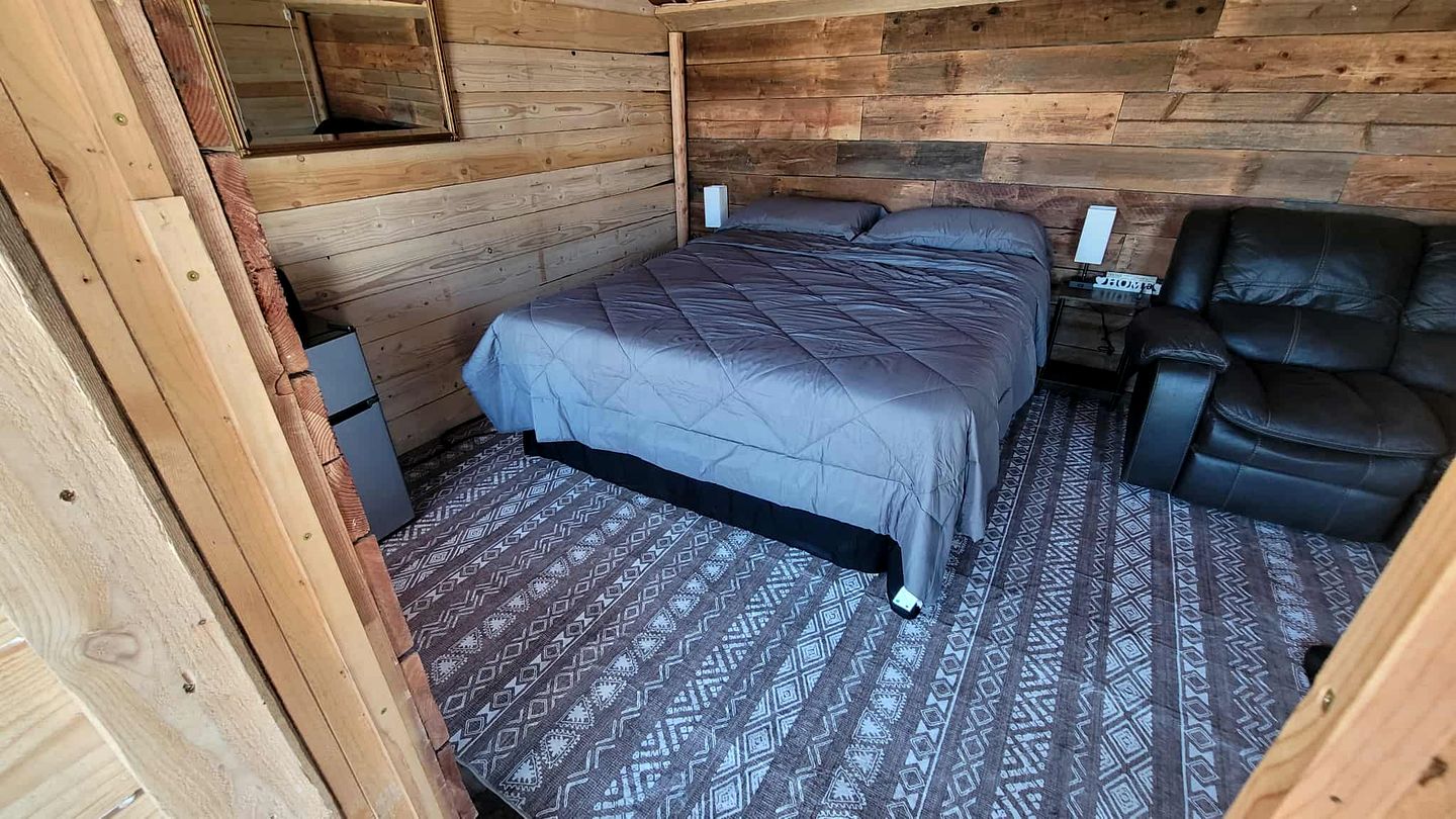 Cozy Rustic Cabin for a Romantic Stargazing Getaway by the Spokane River near Tumtum, Washington