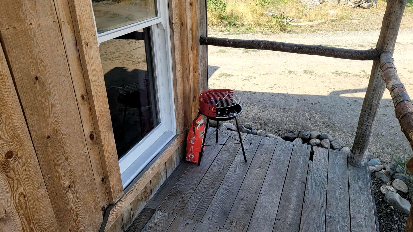 Cozy Rustic Cabin for a Romantic Stargazing Getaway by the Spokane River near Tumtum, Washington
