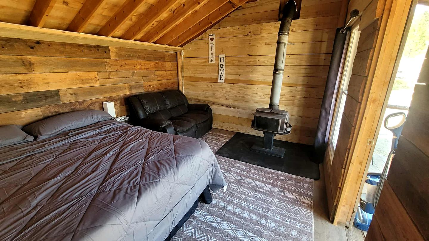 Cozy Rustic Cabin for a Romantic Stargazing Getaway by the Spokane River near Tumtum, Washington