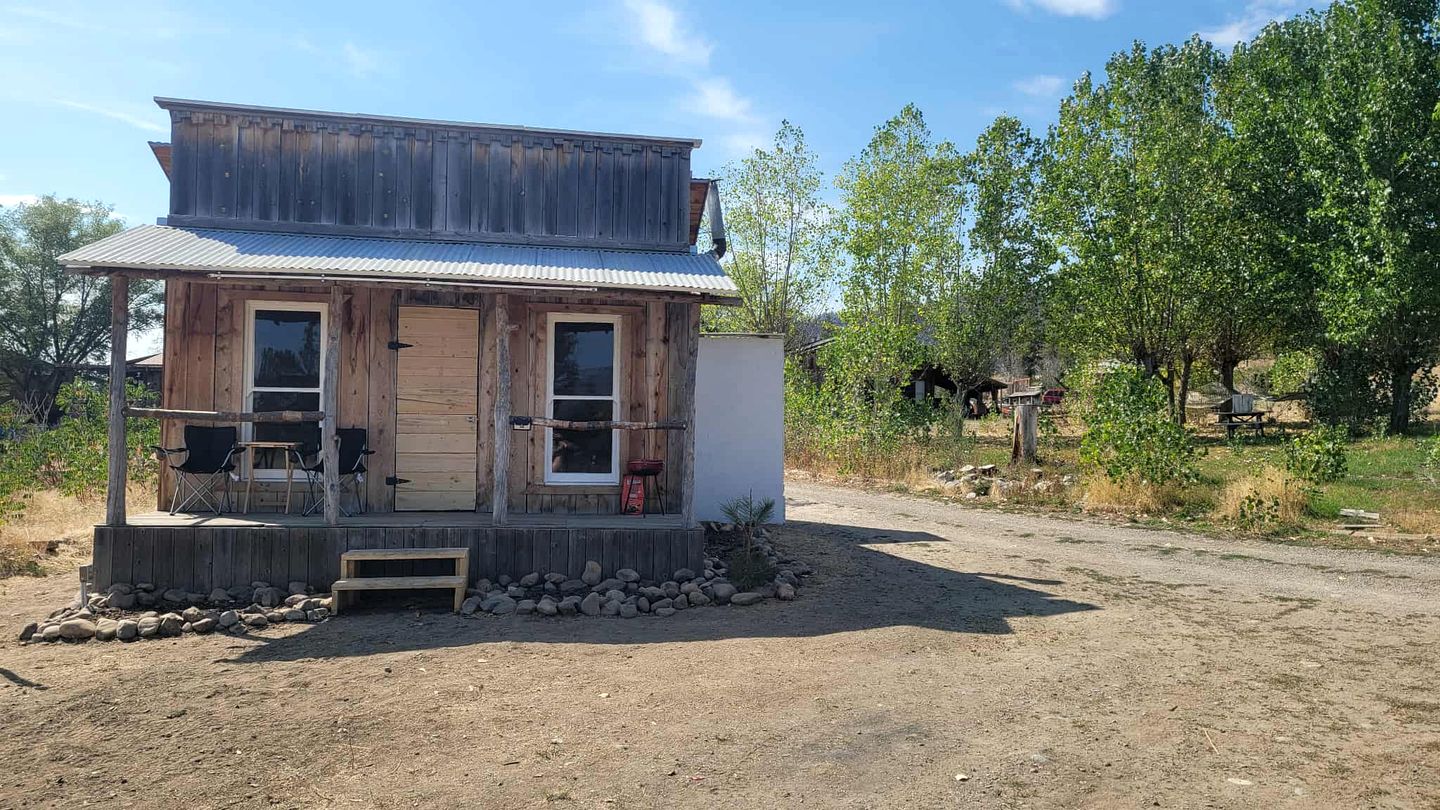 Cozy Rustic Cabin for a Romantic Stargazing Getaway by the Spokane River near Tumtum, Washington