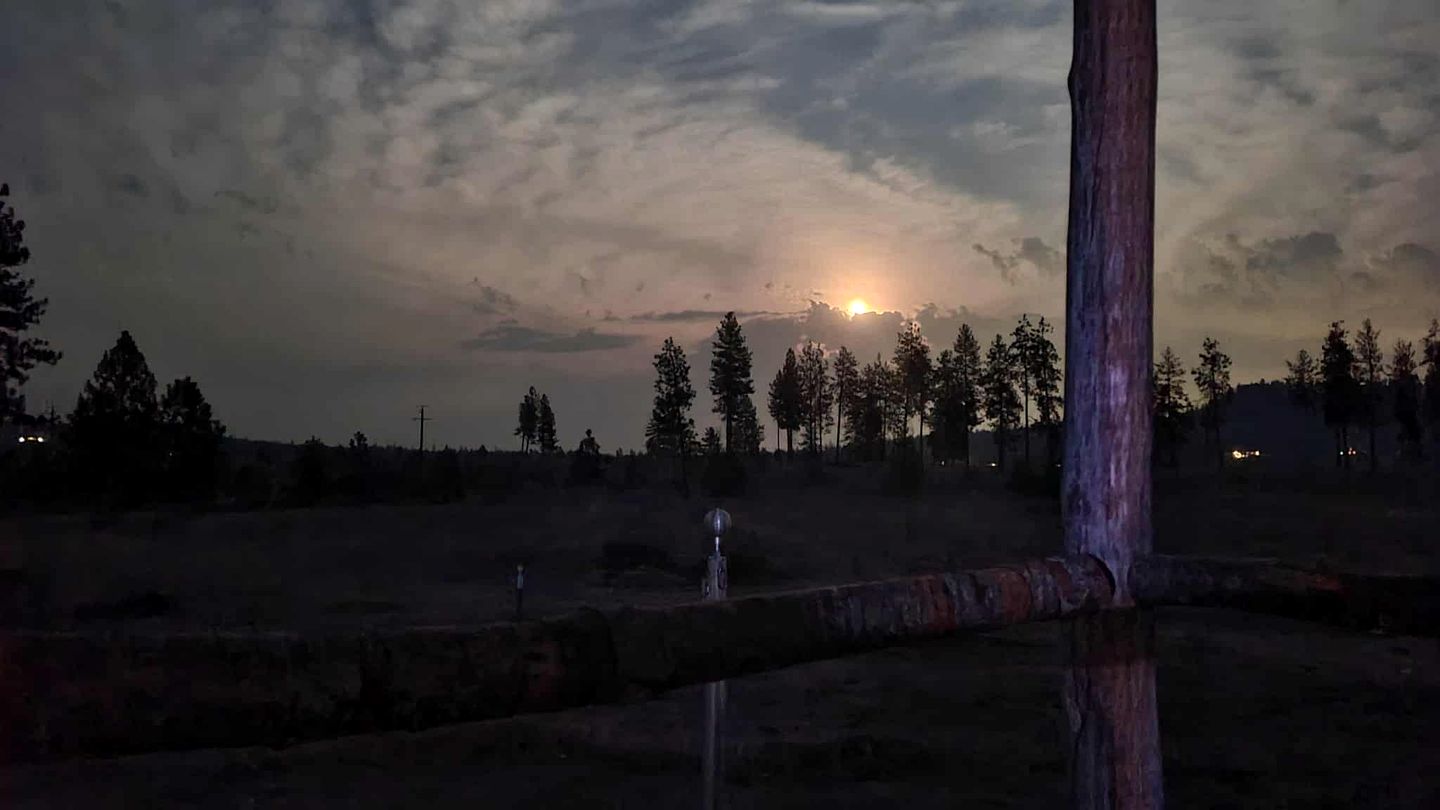 Cozy Rustic Cabin for a Romantic Stargazing Getaway by the Spokane River near Tumtum, Washington