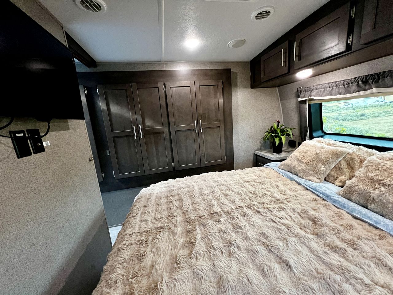 Spacious Camper on a Llama Rescue Ranch with Stunning Views near Questa, New Mexico