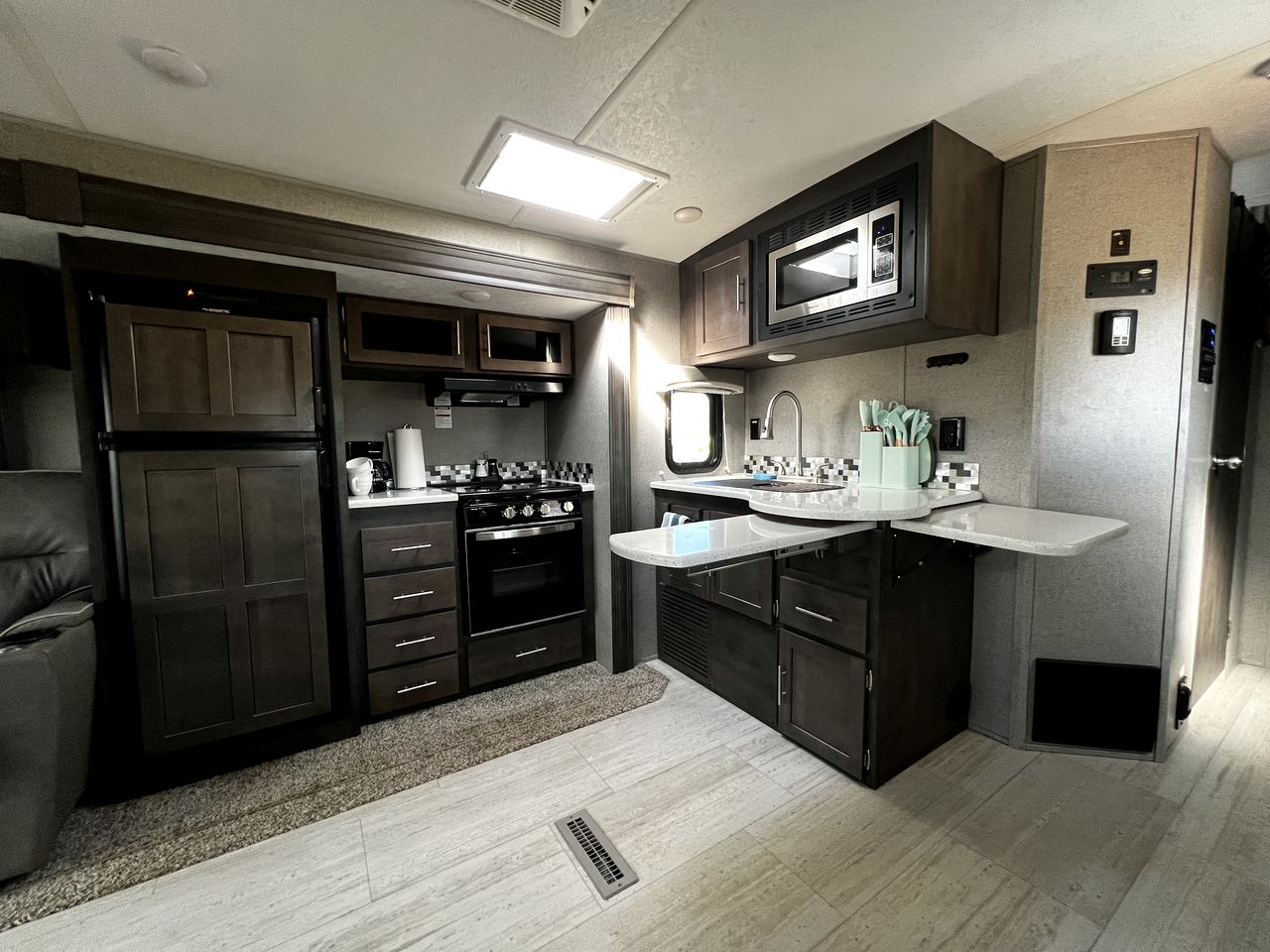 Spacious Camper on a Llama Rescue Ranch with Stunning Views near Questa, New Mexico