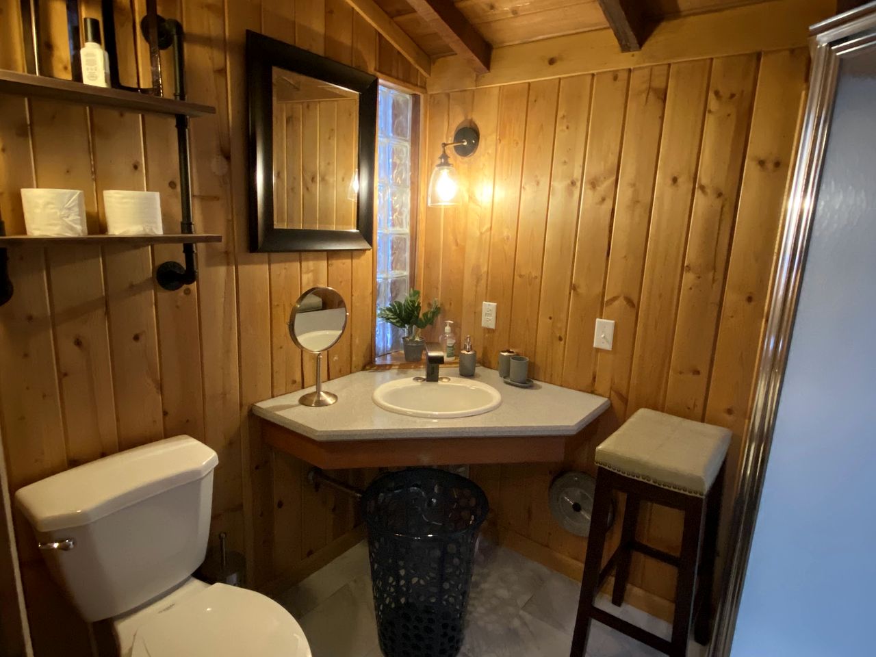 Cute Quiet Cottage in the San Bernardino Mountains for a Peaceful Family Retreat in Green Valley Lake, California