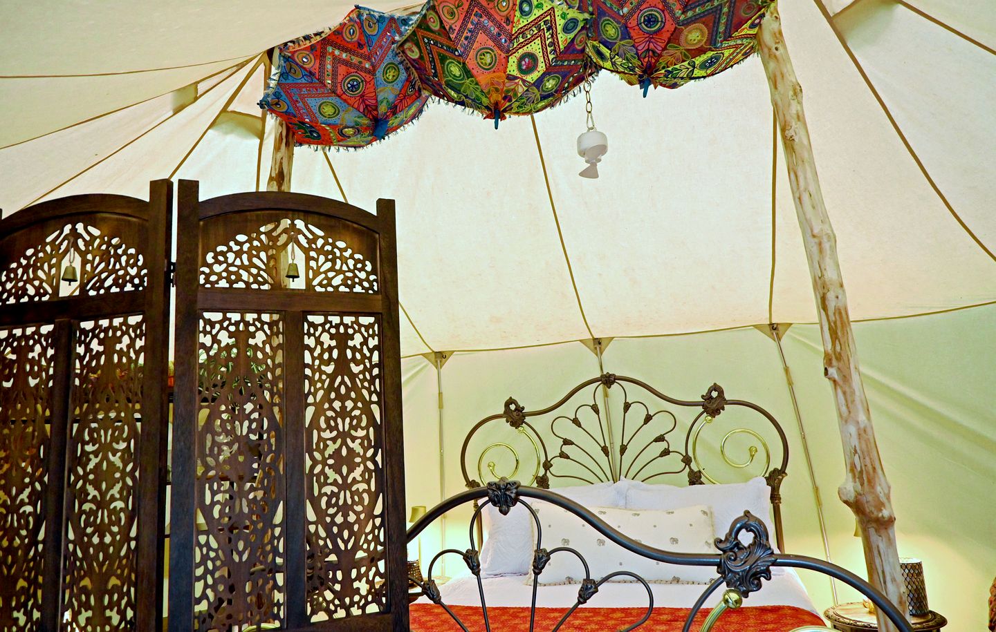 Beautiful Eco-Friendly Bell Tent with Fantastic Amenities for a Unique Glamping Escape near Fresno, Ohio