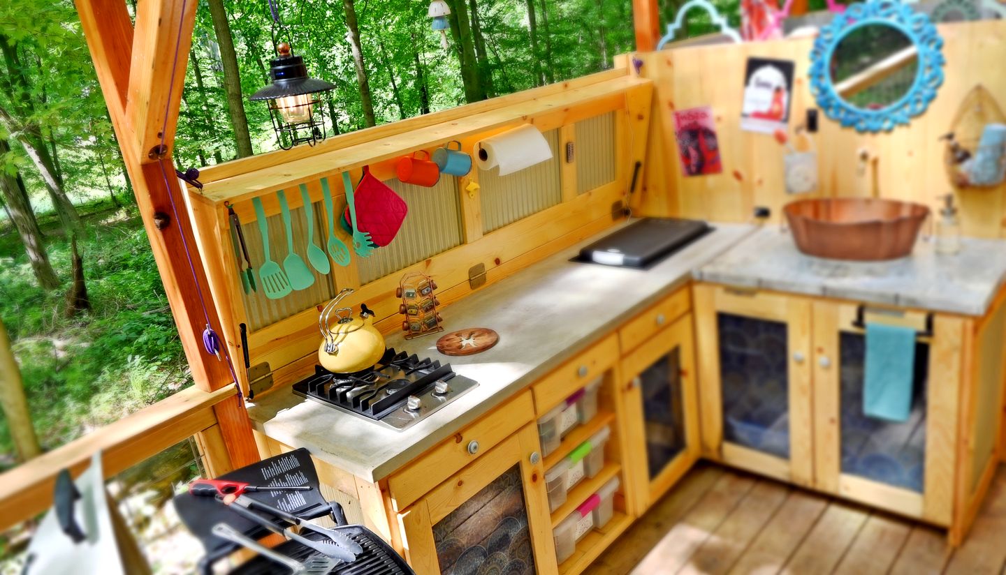 Beautiful Eco-Friendly Bell Tent with Fantastic Amenities for a Unique Glamping Escape near Fresno, Ohio