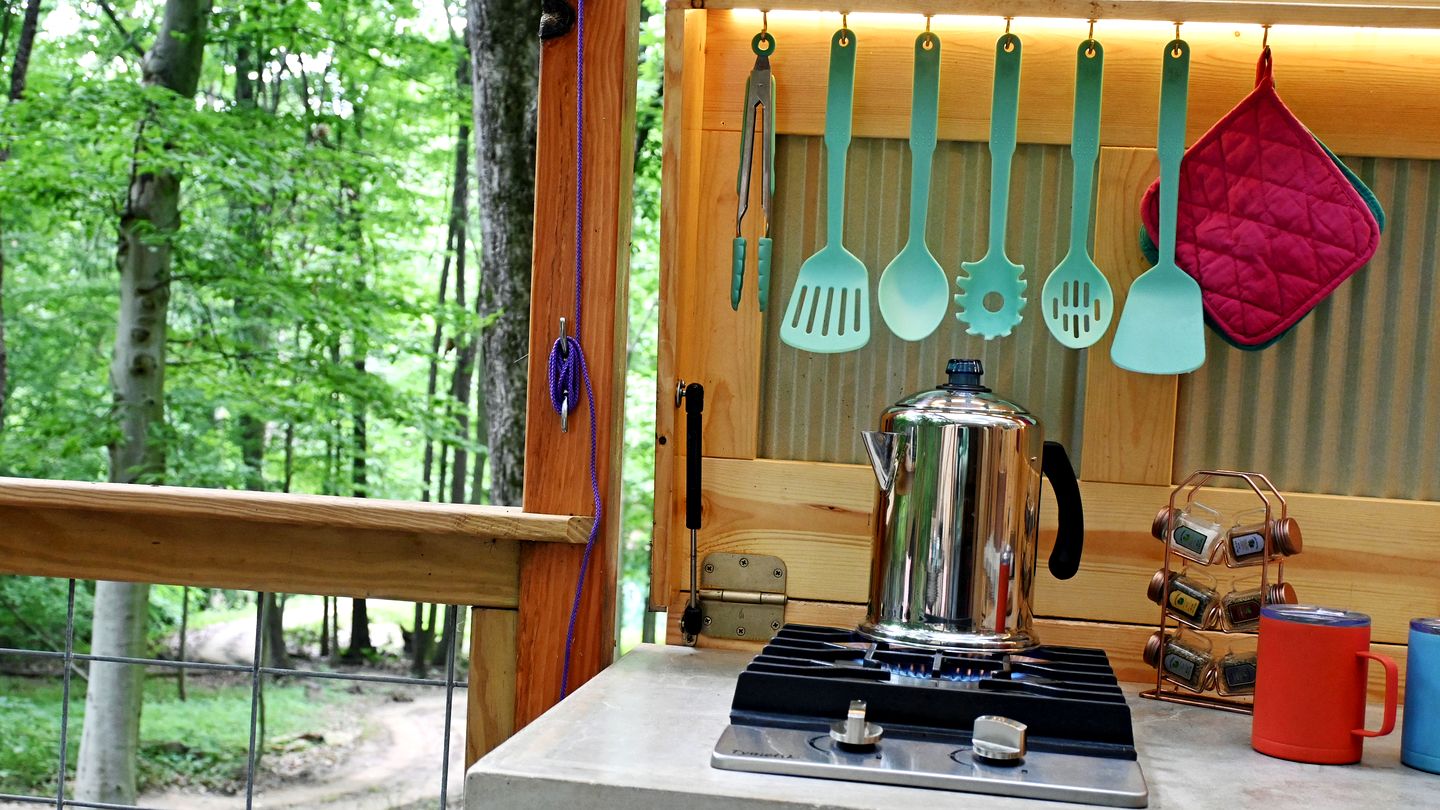 Beautiful Eco-Friendly Bell Tent with Fantastic Amenities for a Unique Glamping Escape near Fresno, Ohio