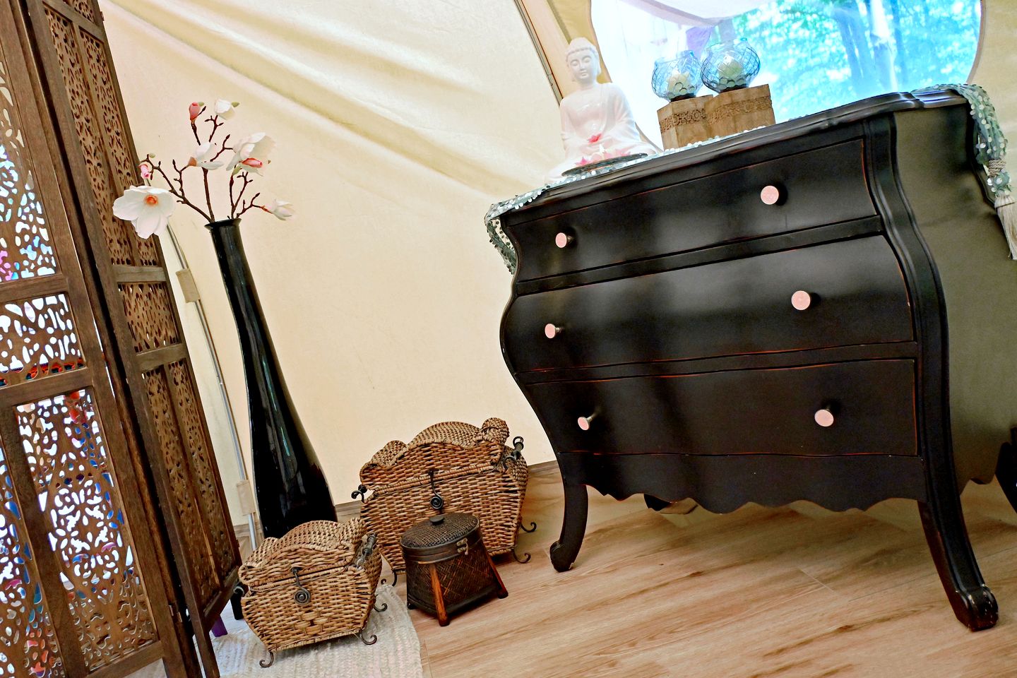 Beautiful Eco-Friendly Bell Tent with Fantastic Amenities for a Unique Glamping Escape near Fresno, Ohio