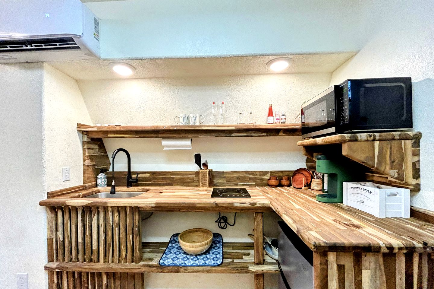 Gorgeous Beehive Tiny House Surrounded by Trees for a Unique Romantic Getaway near Wills Point, Texas