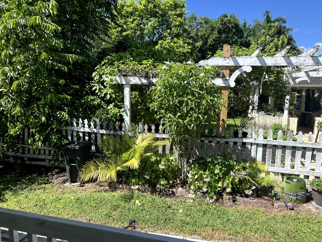 Cozy Cottage on a Tropical Fruit Farm for a Peaceful Escape near Homestead, Florida
