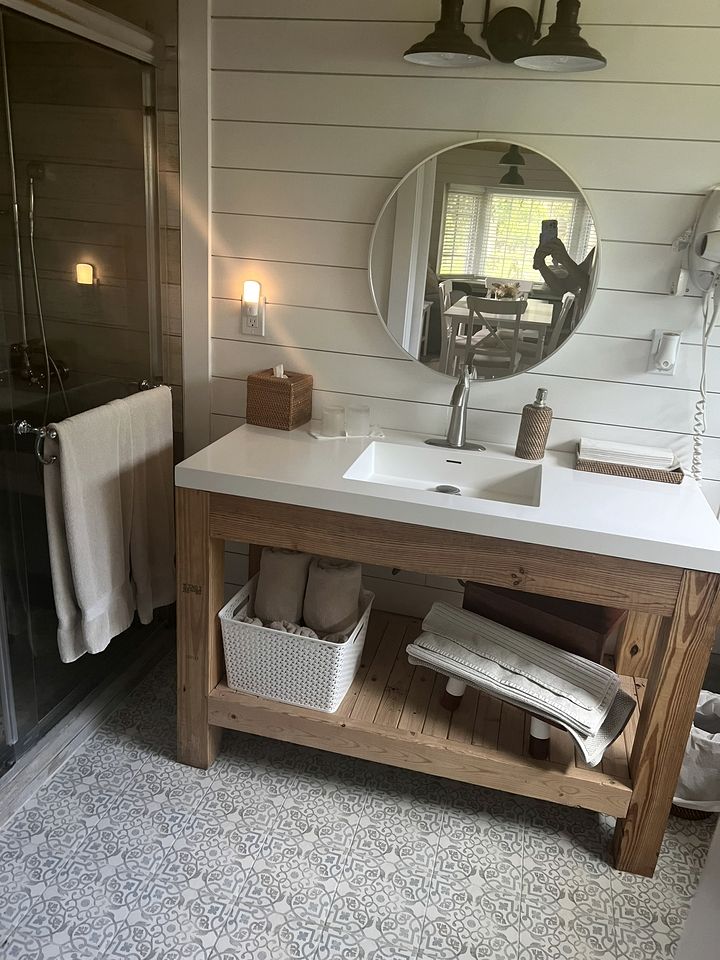 Beautiful Red Cottage for a Relaxing Getaway on a Tropical Fruit Farm near Homestead, Florida