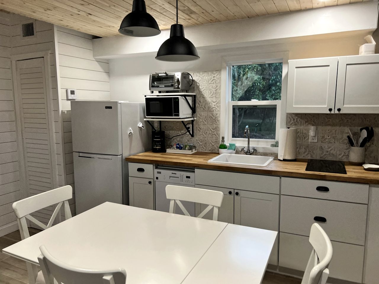 Beautiful Red Cottage for a Relaxing Getaway on a Tropical Fruit Farm near Homestead, Florida