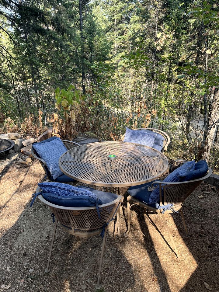 Cute Tiny House in the Woods for a Peaceful Getaway in Nature near Clark Fork, Idaho