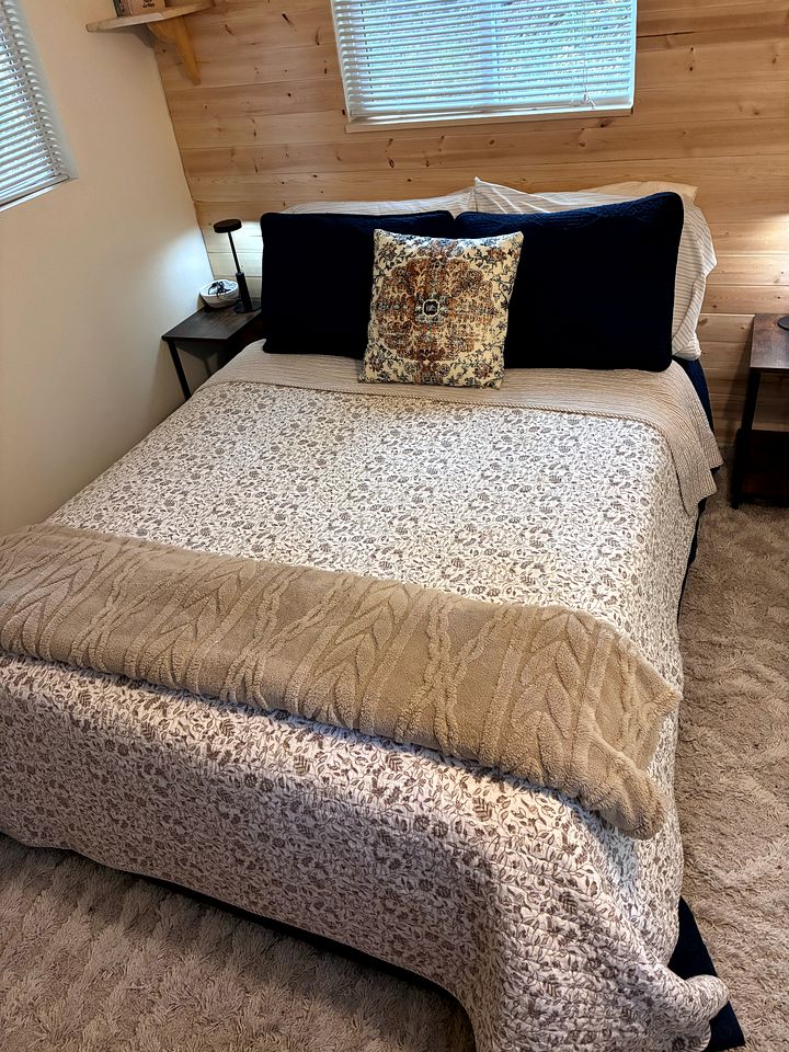 Cute Tiny House in the Woods for a Peaceful Getaway in Nature near Clark Fork, Idaho