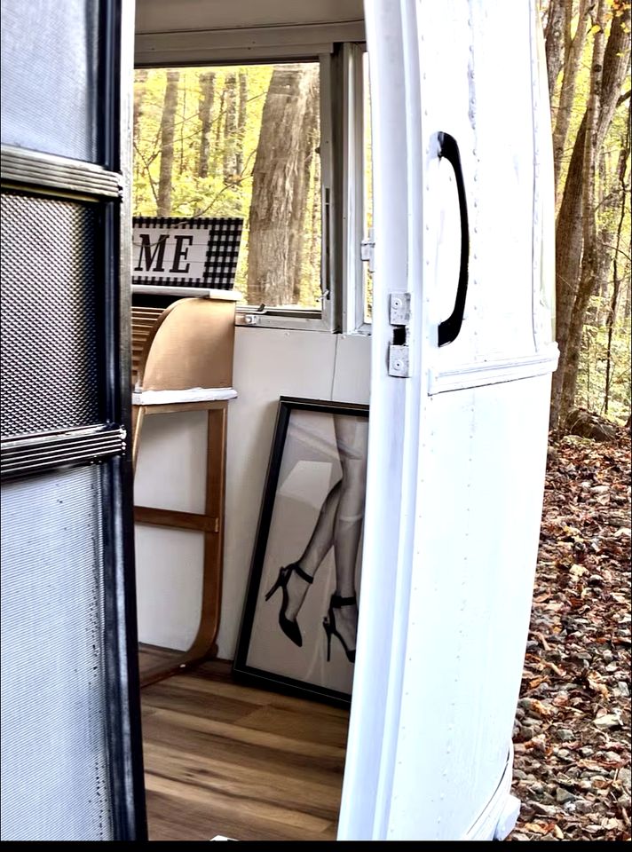 Peaceful Off-Grid Airstream for a Relaxing Getaway Surrounded by Nature in Zionville, North Carolina