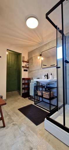 Huts (Croatia, Dugnjevec, Krapina-Zagorje)