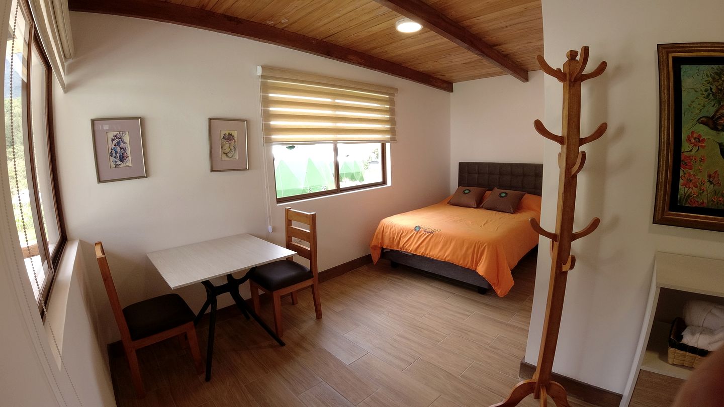 Cozy Studio Cabin with Beautiful Mountain Views in Peribuela, Ecuador