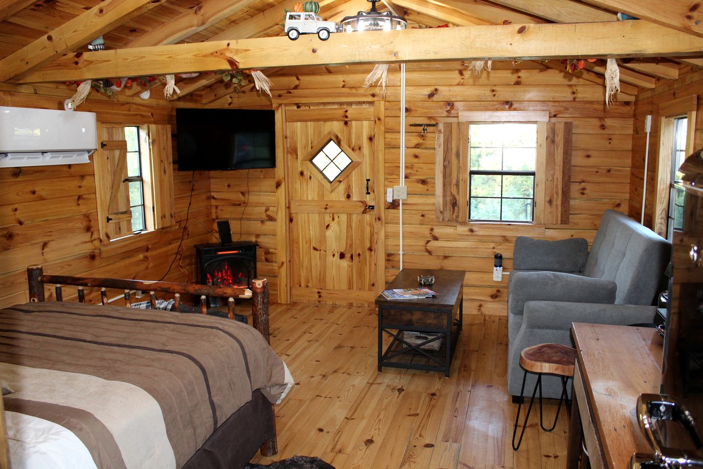 Cozy Studio Cabin Surrounded by Nature for a Peaceful Getaway near Gallipolis, Ohio