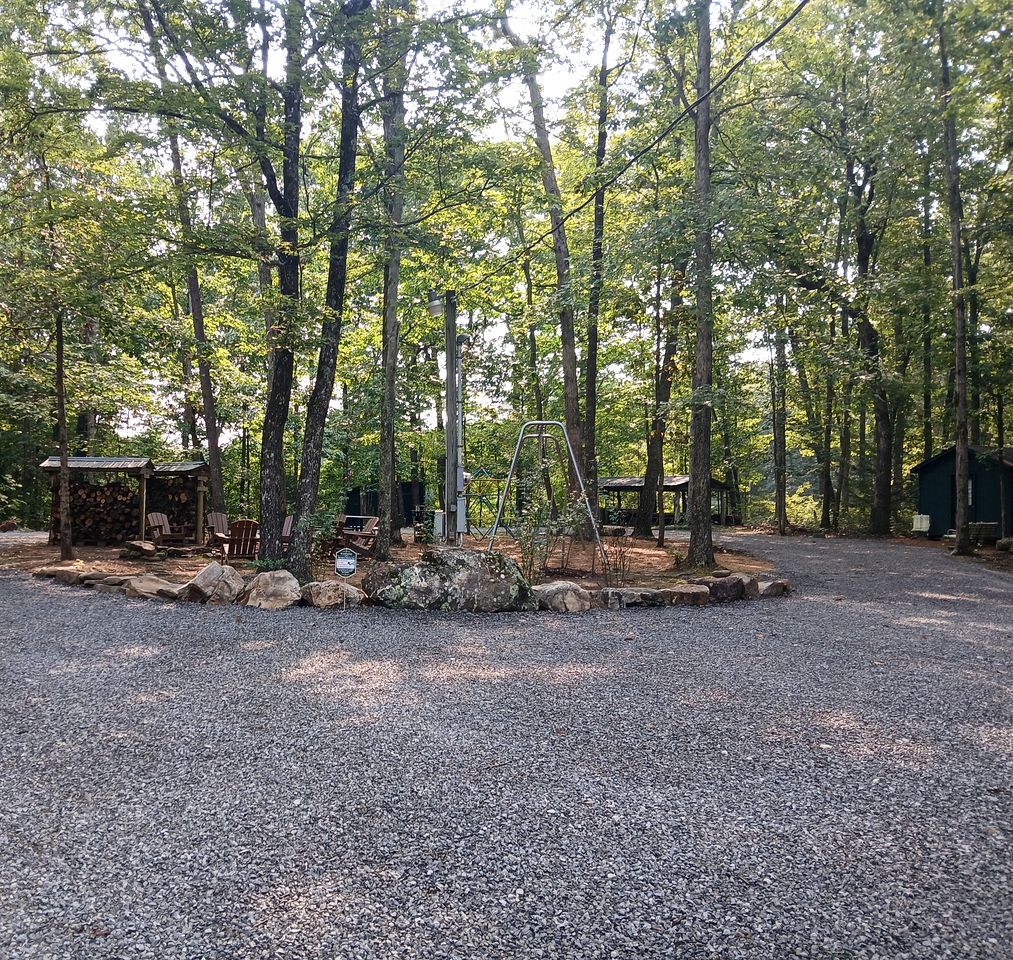 Cozy Bunkhouse for Two Nestled in the Trees near Graysville, Tennessee