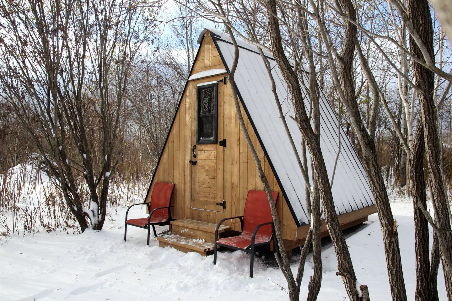 Beautiful Minimalist A-Frame Cabin for a Cozy Romantic Getaway in Nature in Luskville, Quebec