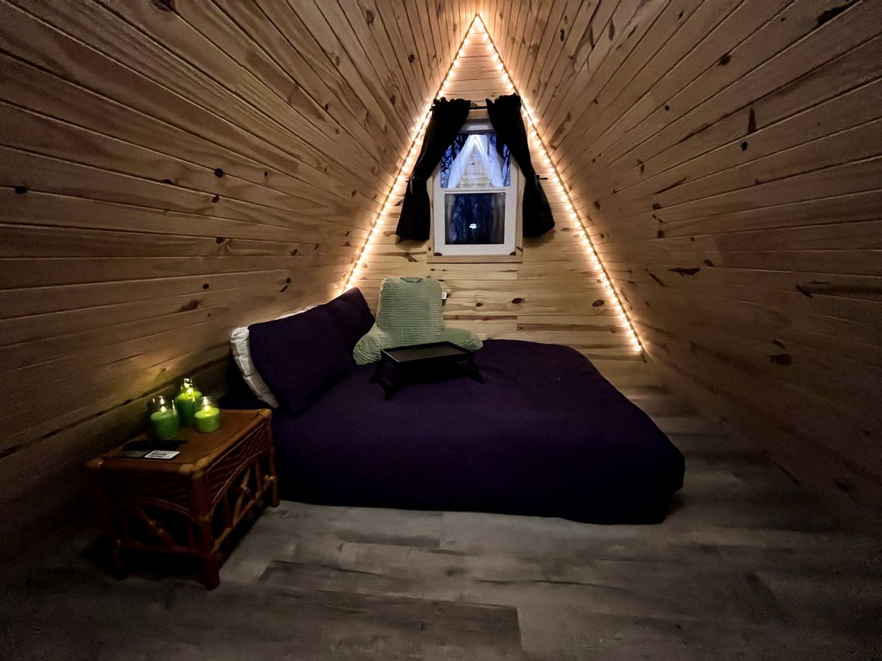 Beautiful Minimalist A-Frame Cabin for a Cozy Romantic Getaway in Nature in Luskville, Quebec