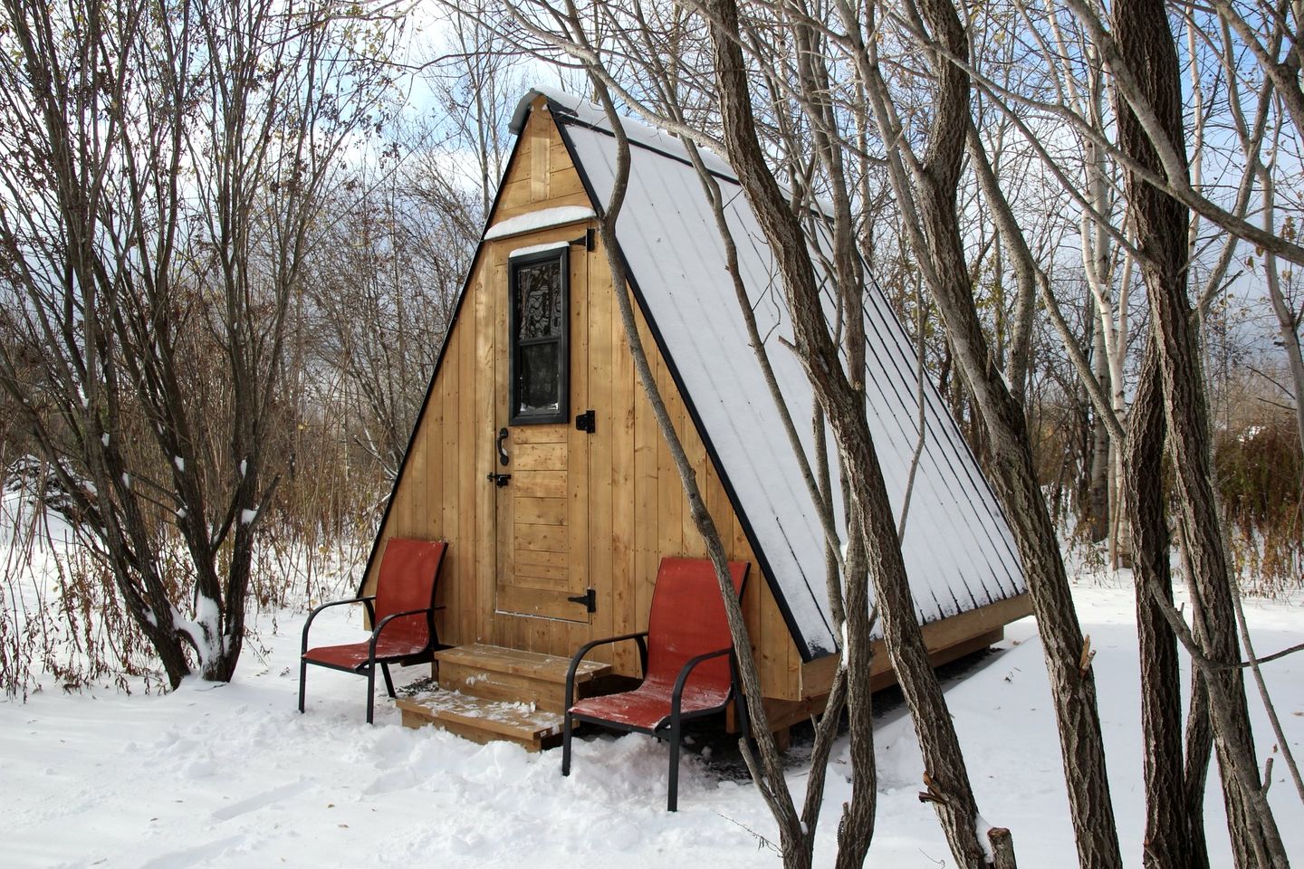 Beautiful Minimalist A-Frame Cabin for a Cozy Romantic Getaway in Nature in Luskville, Quebec