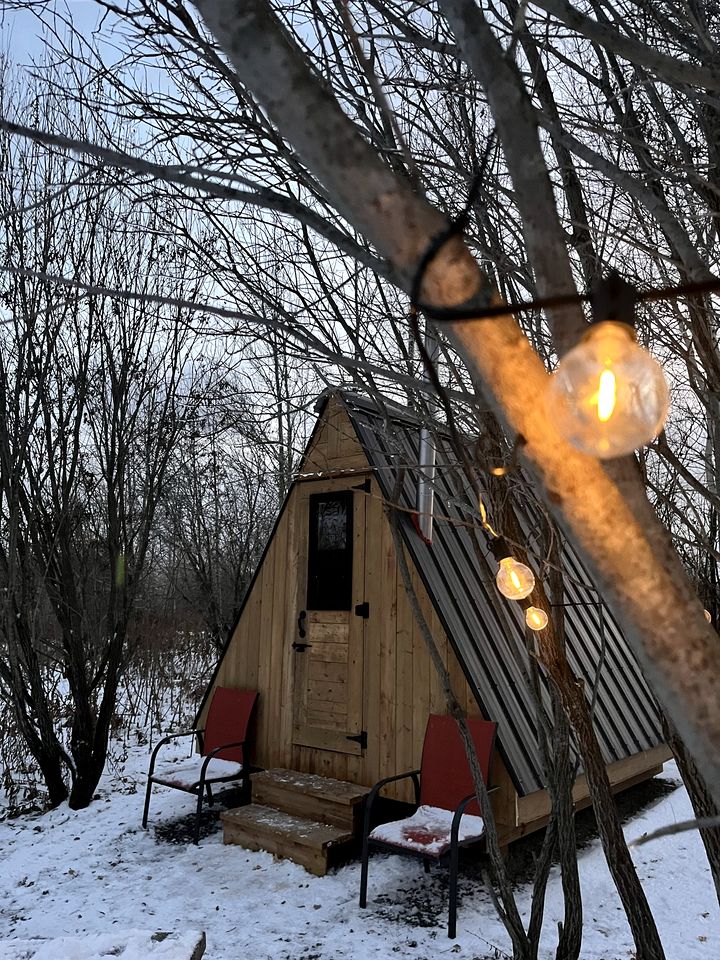 Beautiful Minimalist A-Frame Cabin for a Cozy Romantic Getaway in Nature in Luskville, Quebec