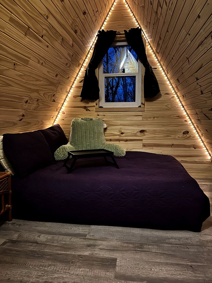 Beautiful Minimalist A-Frame Cabin for a Cozy Romantic Getaway in Nature in Luskville, Quebec