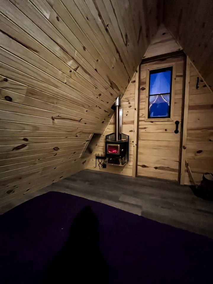 Beautiful Minimalist A-Frame Cabin for a Cozy Romantic Getaway in Nature in Luskville, Quebec