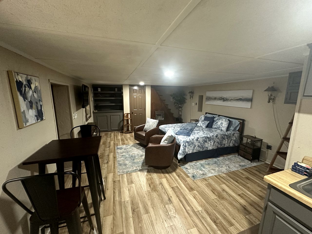 Cozy Cabin for Two by the Lake for a Peaceful Escape in Opelika, Alabama