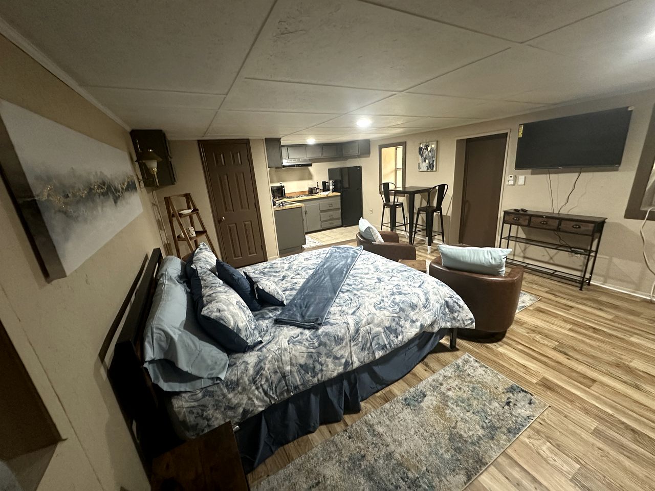 Cozy Cabin for Two by the Lake for a Peaceful Escape in Opelika, Alabama