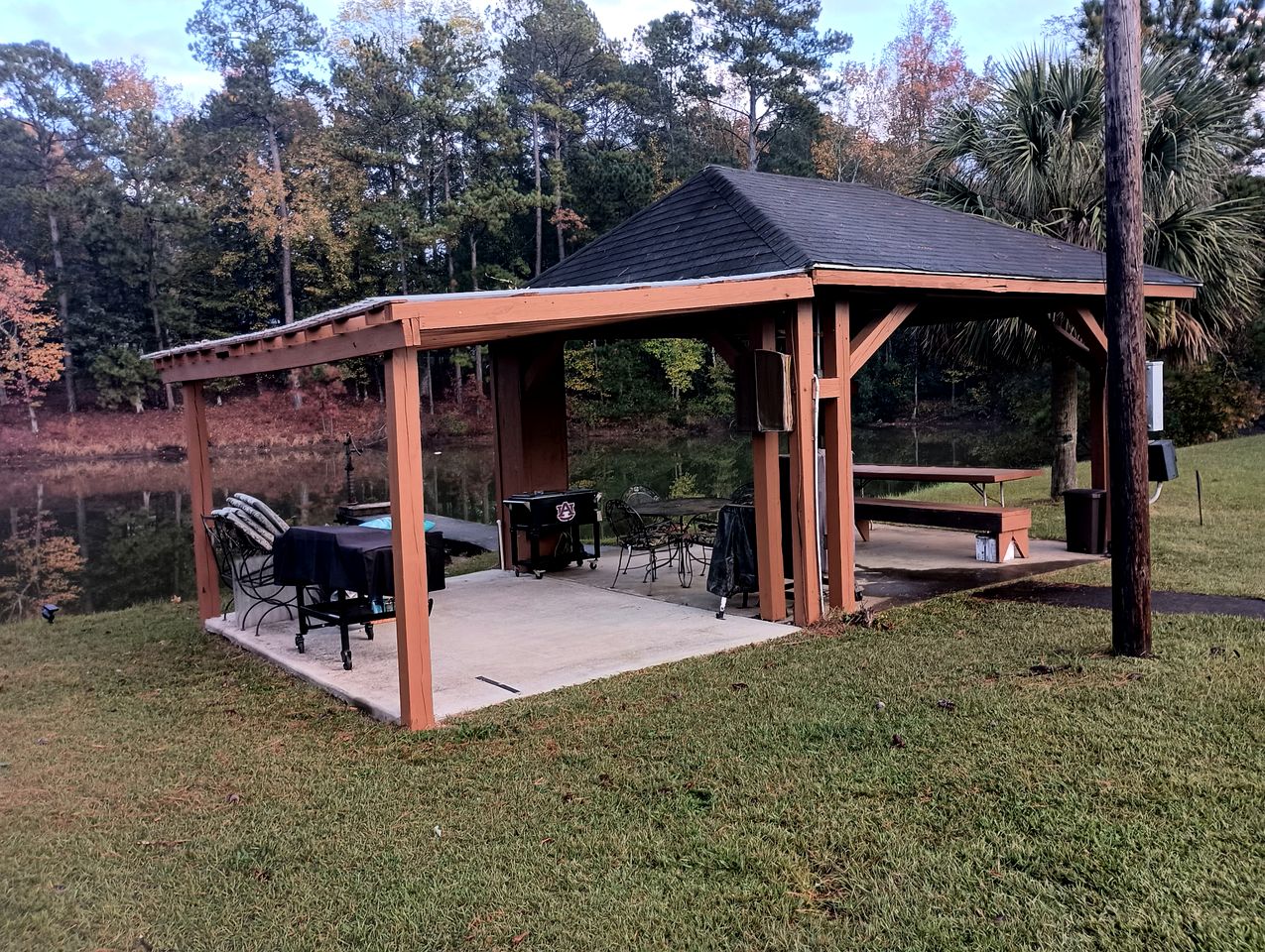 Cozy Cabin for Two by the Lake for a Peaceful Escape in Opelika, Alabama