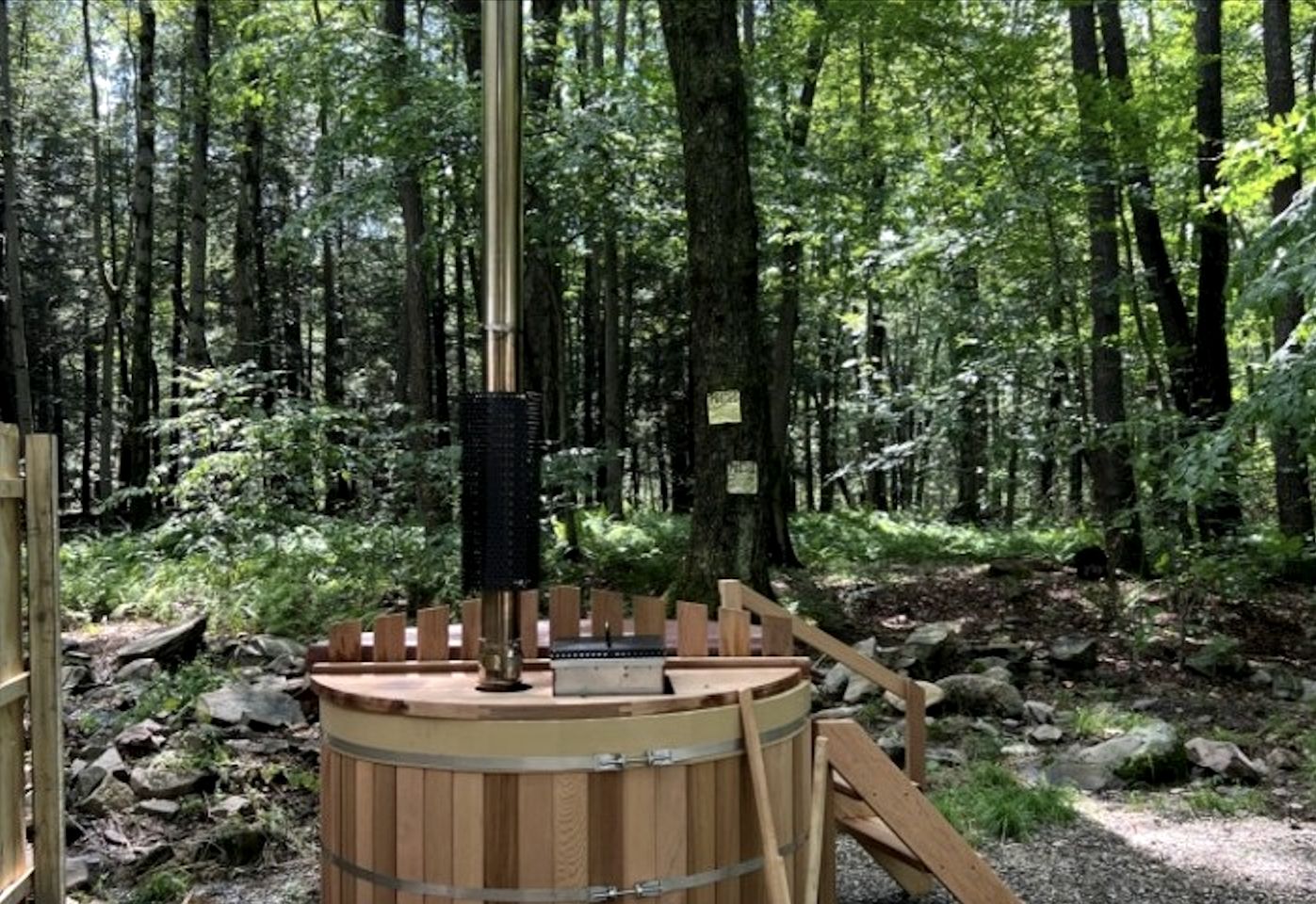 Stunning Dome with Hot Tub for an Unforgettable Glamping Experience near Greentown, Pennsylvania