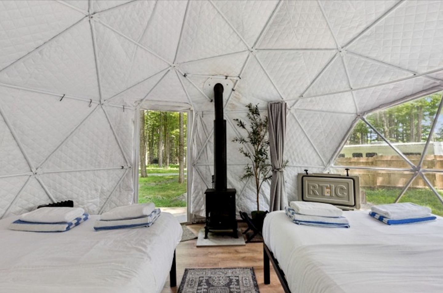 Stunning Dome with Hot Tub for an Unforgettable Glamping Experience near Greentown, Pennsylvania