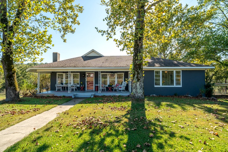 Charming Cozy Farmhouse with Animals for an Amazing Family Getaway near Hot Springs, Arkansas