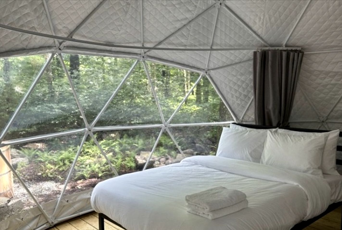 Amazing Dome Surrounded by Trees for a Relaxing Glamping Getaway near Greentown, Pennsylvania