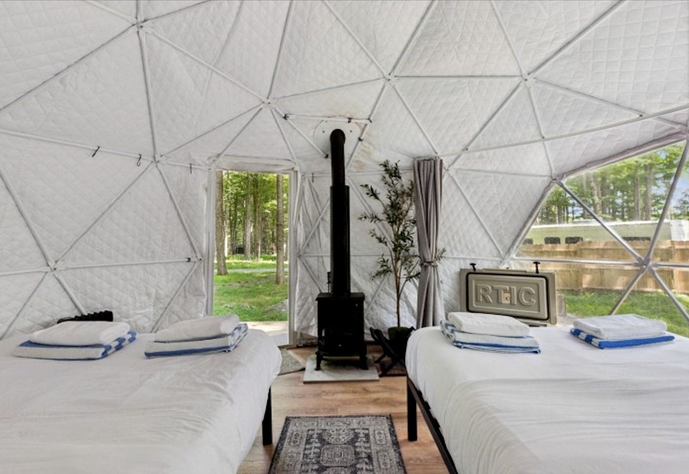 Amazing Dome Surrounded by Trees for a Relaxing Glamping Getaway near Greentown, Pennsylvania