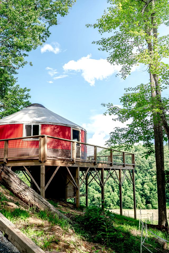 Gorgeous Yurt on a Beautiful Farm with Incredible Views for a Unique Glamping Getaway near North Tazewell, Virginia