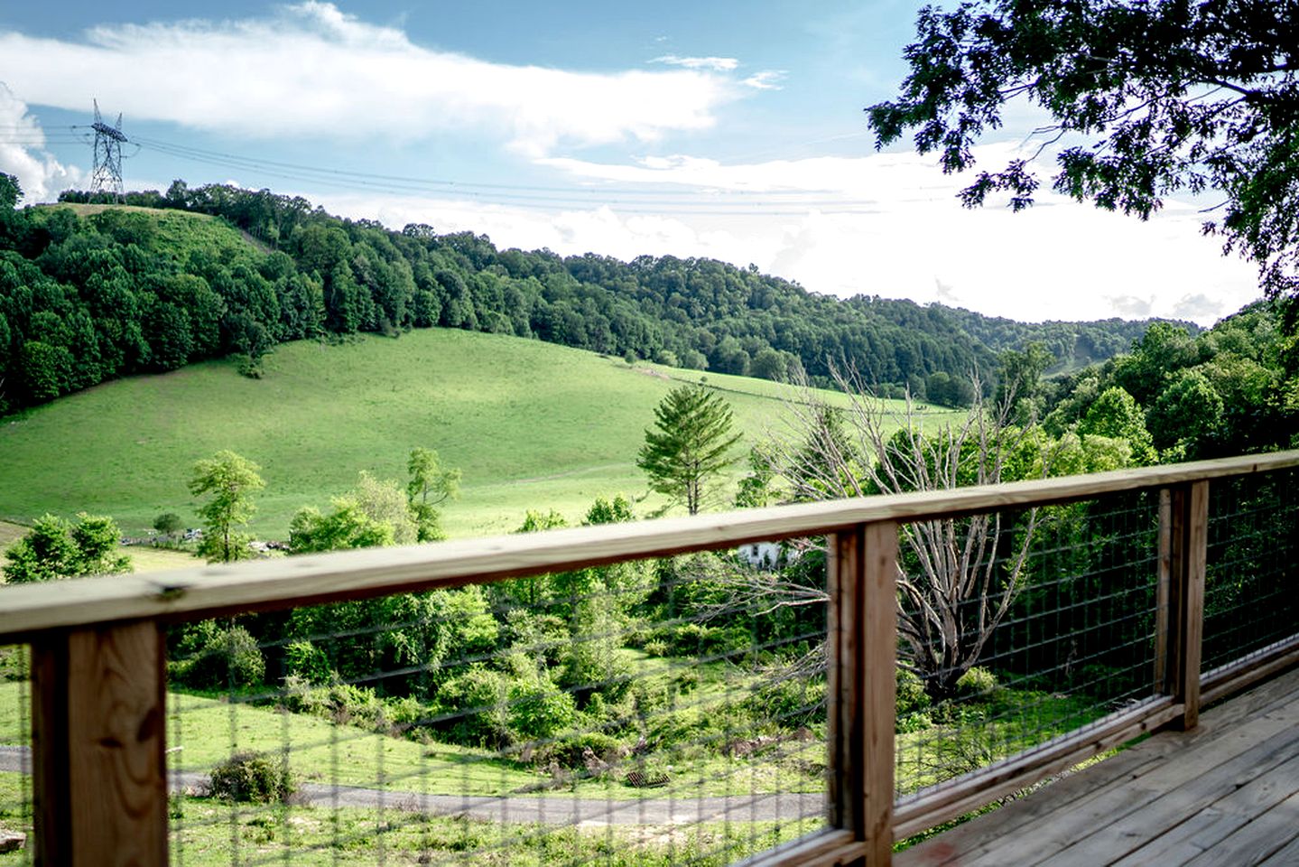 Gorgeous Yurt on a Beautiful Farm with Incredible Views for a Unique Glamping Getaway near North Tazewell, Virginia