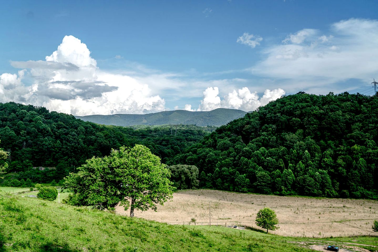 Gorgeous Yurt on a Beautiful Farm with Incredible Views for a Unique Glamping Getaway near North Tazewell, Virginia