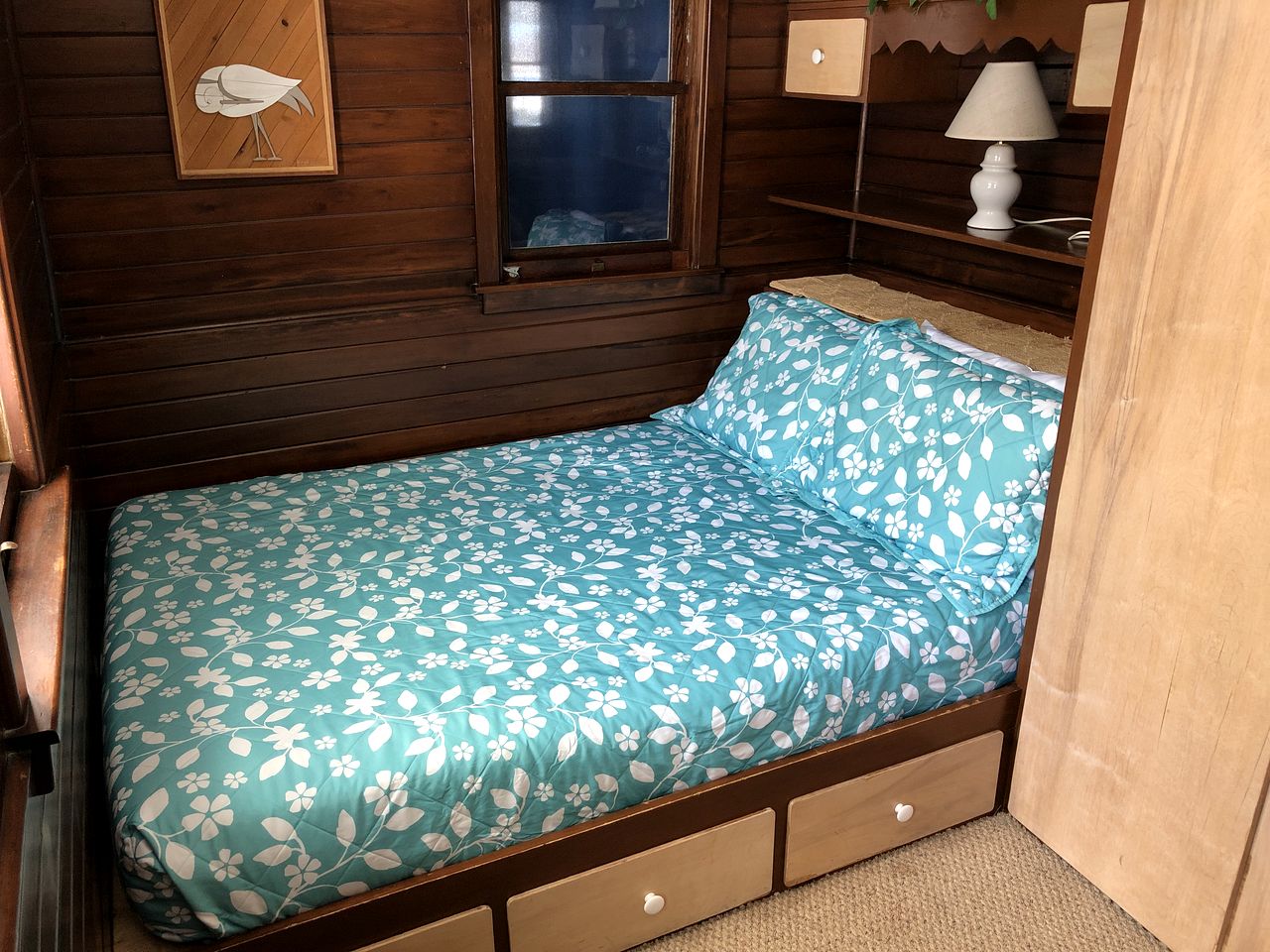 Spacious Lakeside Boathouse Cottage for an Unforgettable Family Getaway in Macatawa, Michigan