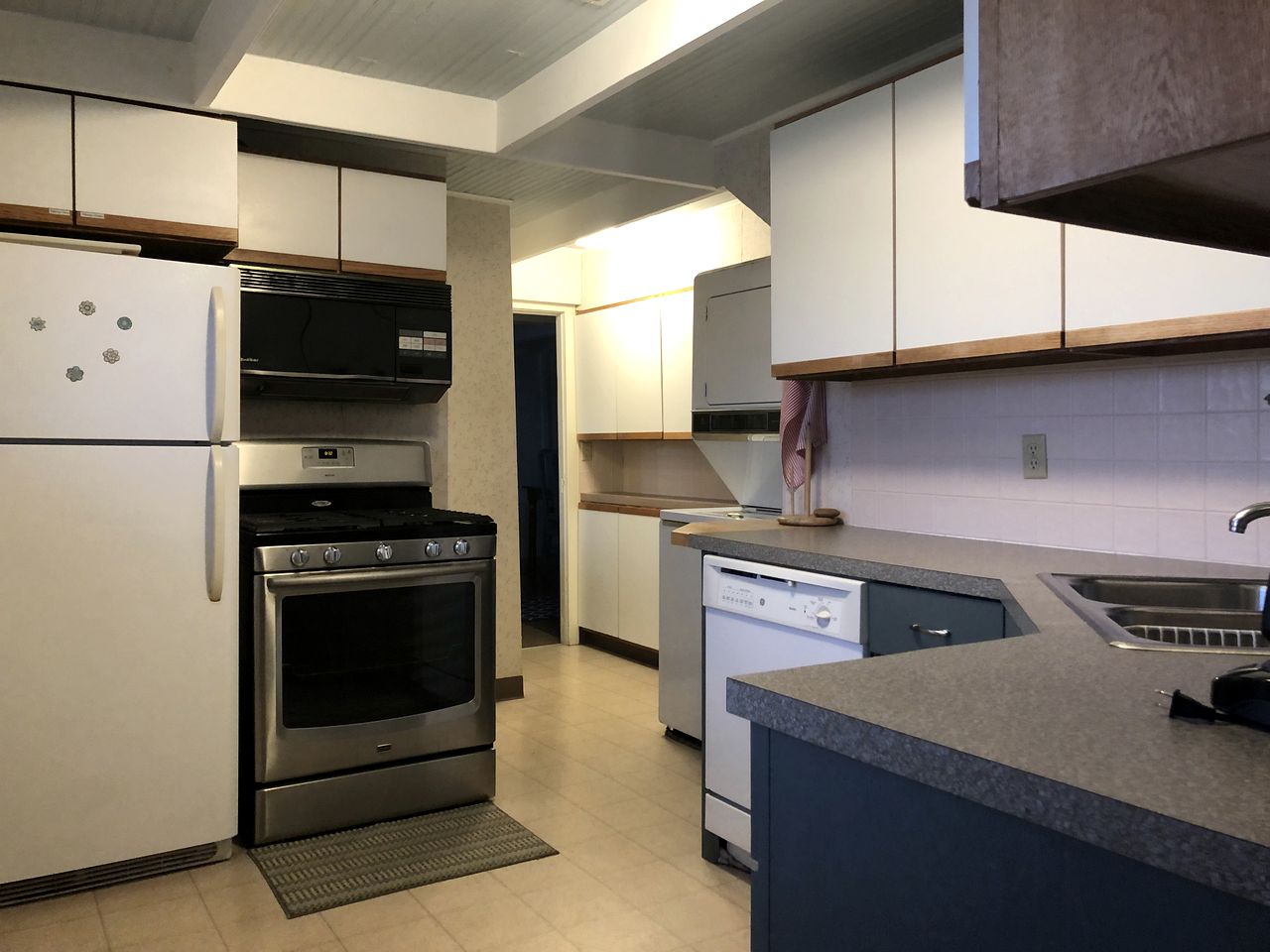 Spacious Lakeside Boathouse Cottage for an Unforgettable Family Getaway in Macatawa, Michigan