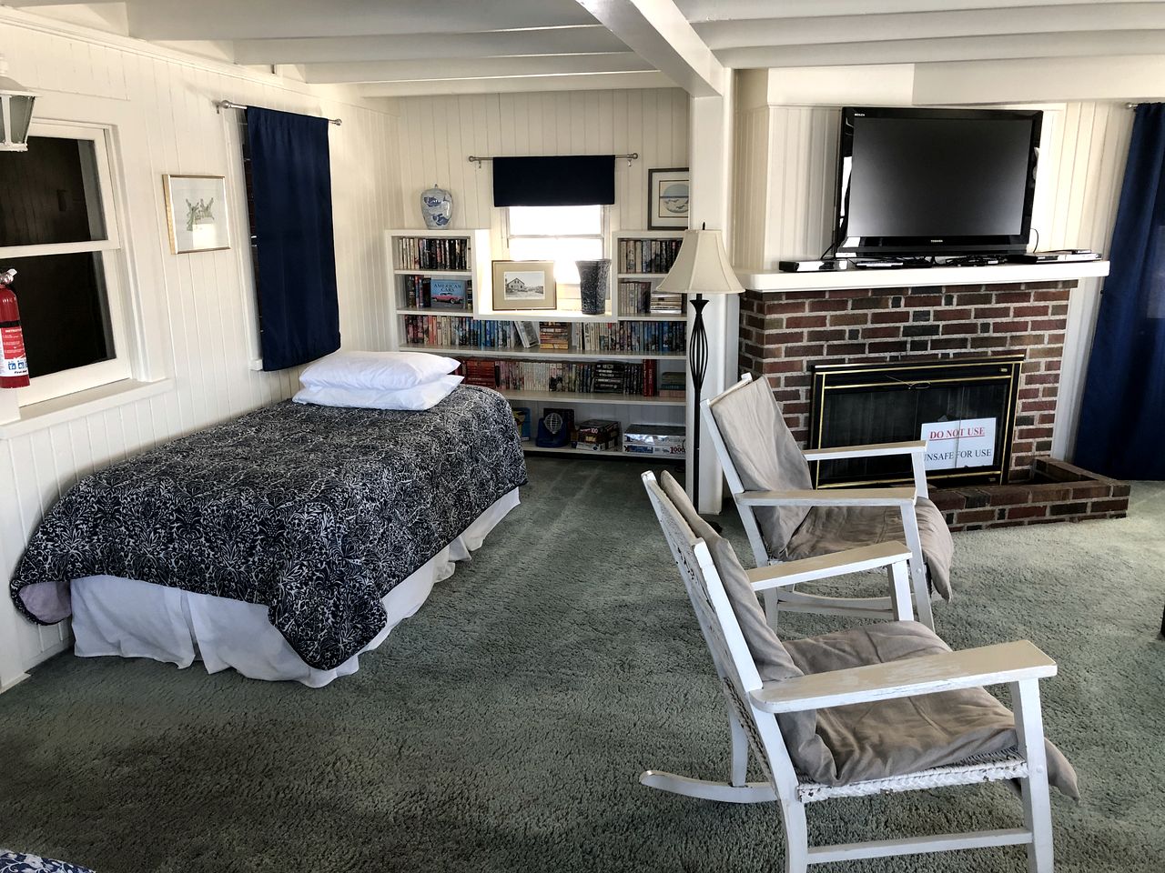 Spacious Lakeside Boathouse Cottage for an Unforgettable Family Getaway in Macatawa, Michigan