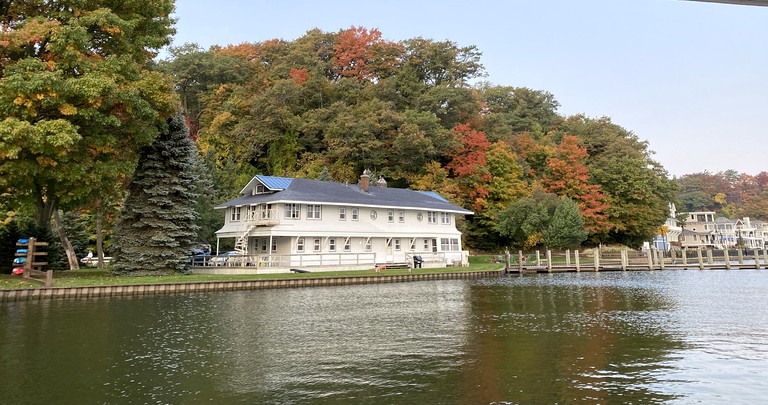 Spacious Lakeside Boathouse Cottage for an Unforgettable Family Getaway in Macatawa, Michigan