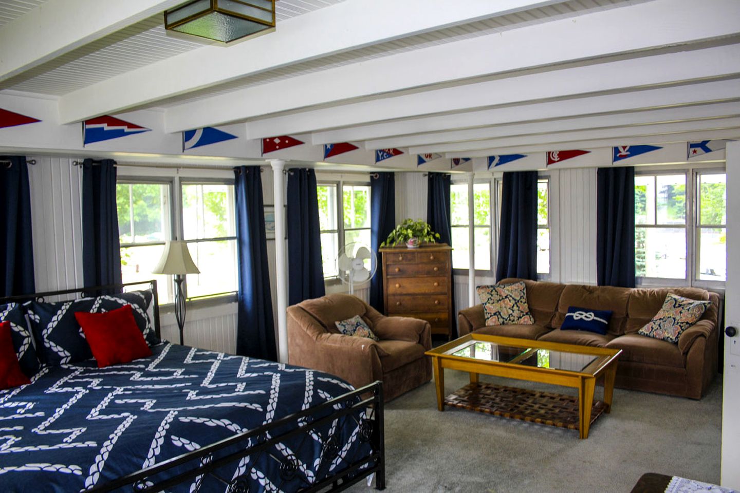 Spacious Lakeside Boathouse Cottage for an Unforgettable Family Getaway in Macatawa, Michigan