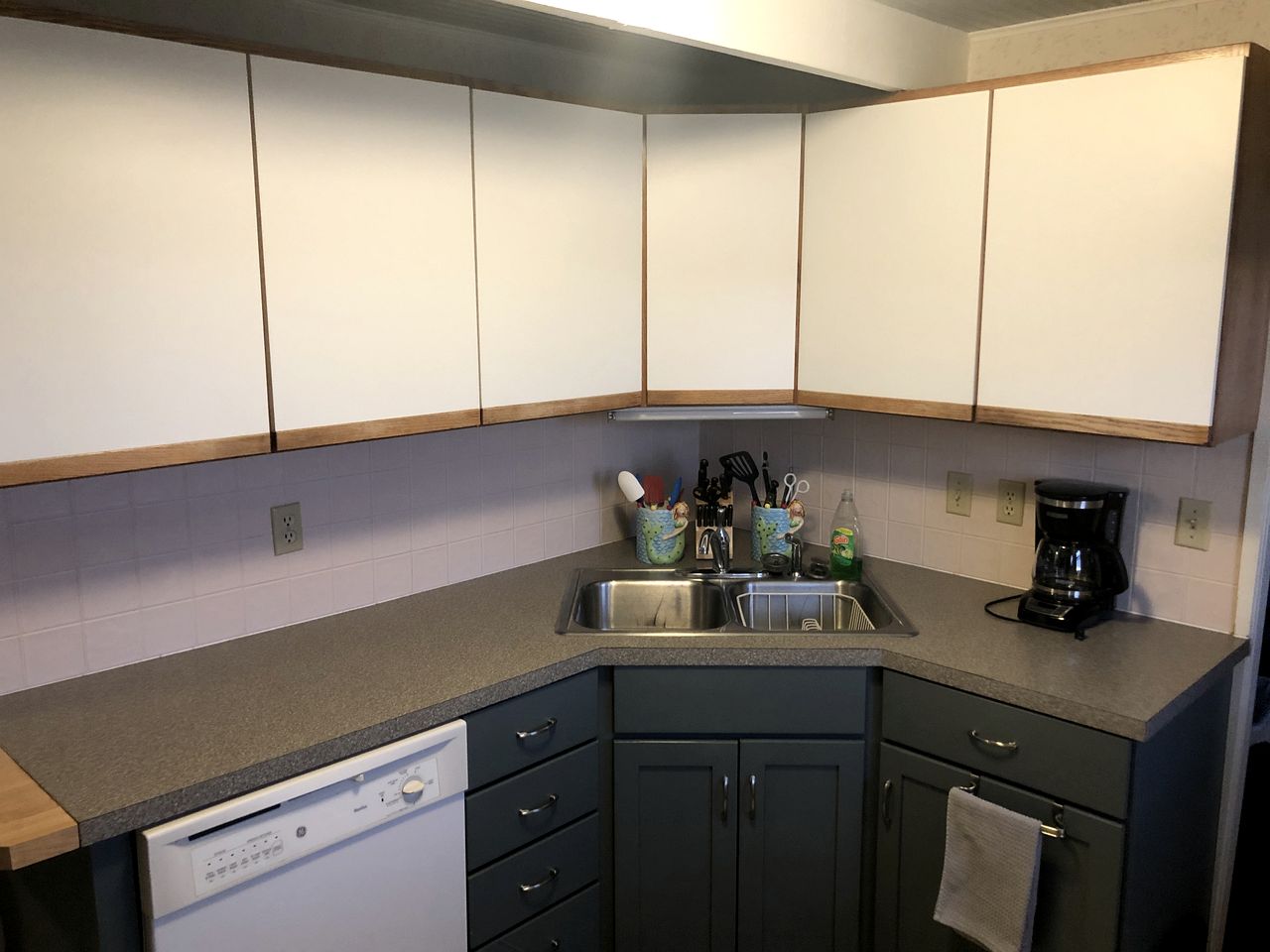 Spacious Lakeside Boathouse Cottage for an Unforgettable Family Getaway in Macatawa, Michigan