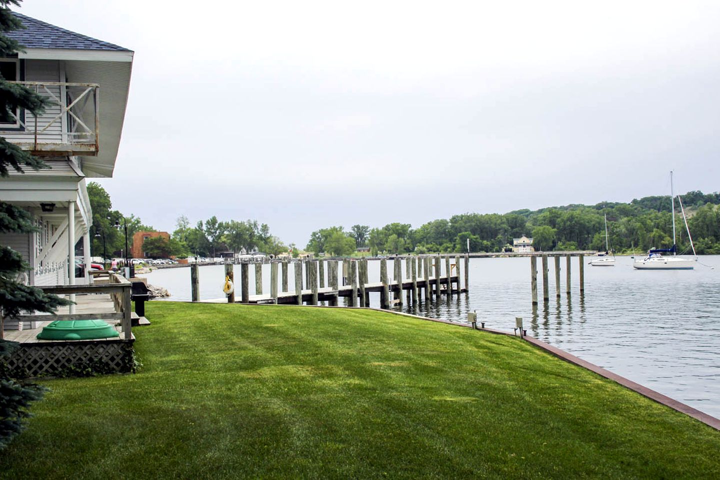 Spacious Lakeside Boathouse Cottage for an Unforgettable Family Getaway in Macatawa, Michigan