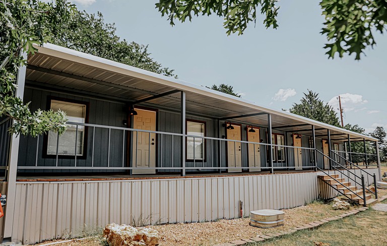 Charming Lodge Suite for Four with Fishing and Hiking for an Amazing Family Vacation near Kingston, Oklahoma