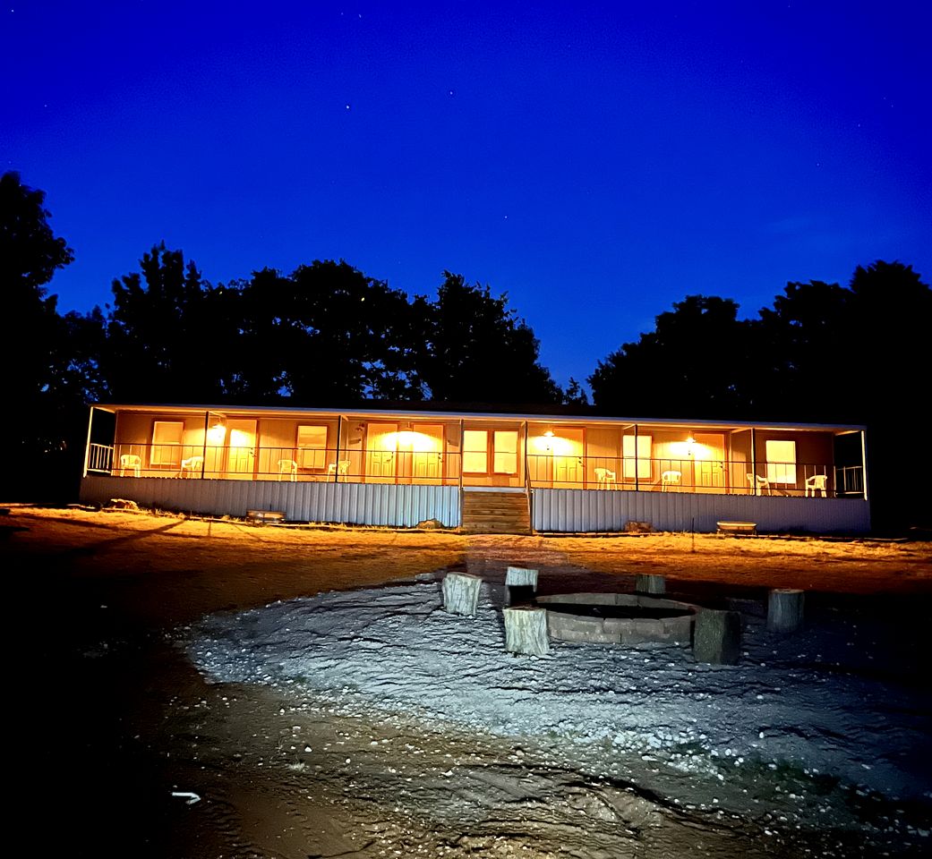 Charming Lodge Suite for Four with Fishing and Hiking for an Amazing Family Vacation near Kingston, Oklahoma