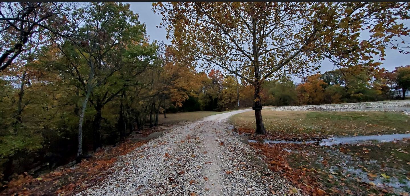 Charming Lodge Suite for Four with Fishing and Hiking for an Amazing Family Vacation near Kingston, Oklahoma